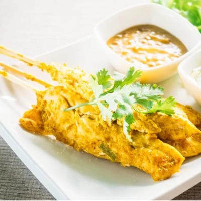 KIP SATE MET PINDASAUS BIJ DE LUNCH